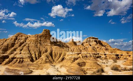 Espagne : paysage, région naturelle semi-désertique des Bardenas Reales, Navarre. Paysage naturel marqué par l'érosion, cette zone semi-désertique comprend t Banque D'Images