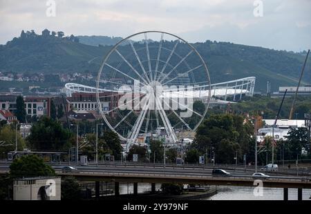 Stuttgart Baden Württemberg Allemagne septembre 2024 vue à travers la ville avec une foire avec grande roue et MHPArena au loin. Aussi connu dans le passé sous le nom de Mercedes Benz Arena, Neckarstadion et Gottlieb-Daimler-Stadion, le stade est le siège du club de football VfB Stuttgart. bw Banque D'Images