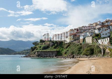 Belle vue sur Lastres depuis la plage. Pas de gens, jour ensoleillé. Lastres est un beau village de pêcheurs, Banque D'Images