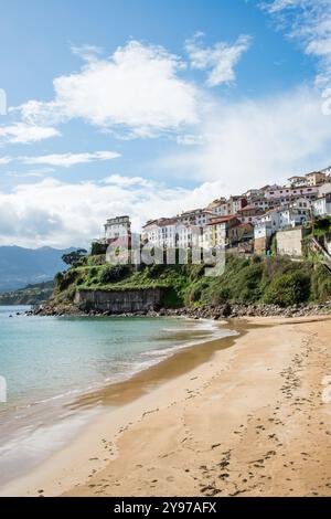 Belle vue sur Lastres depuis la plage. Pas de gens, jour ensoleillé. Lastres est un beau village de pêcheurs, Banque D'Images