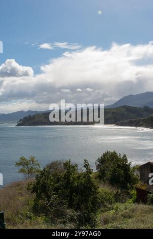 Belle vue sur la côte cantabrique près de Lastres. Asturies, Espagne. Lastres est un beau village de pêcheurs qui de nos jours est également un touristique important Banque D'Images