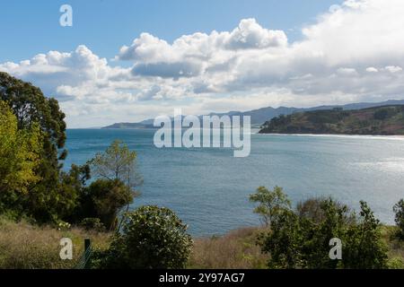 Belle vue sur la côte cantabrique près de Lastres. Asturies, Espagne. Lastres est un beau village de pêcheurs qui de nos jours est également un touristique important Banque D'Images