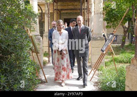 Le duc et la duchesse d'Édimbourg, lors d'une visite de Villa Guardamangia, à Pieta, accompagnés de représentants de Heritage Malta pour en savoir plus sur les travaux de restauration entrepris dans l'ancienne résidence de la défunte reine et de son mari le prince Philip, défunt duc d'Édimbourg, lorsqu'ils étaient un jeune couple marié, le troisième jour d'une tournée royale à Malte pour marquer le 60e anniversaire de son indépendance et célébrer le patrimoine commun du pays et la collaboration continue avec le Royaume-Uni. Date de la photo : mercredi 9 octobre 2024. Banque D'Images