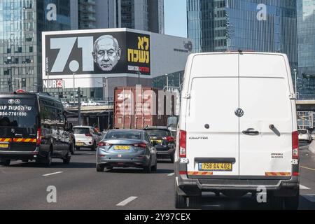 Tel Aviv, Israël. 8 octobre 2024. Une grande bannière à l'effigie du PM Netanyahu accueille les chauffeurs à tel Aviv sur l'autoroute Ayalon et se lit en hébreu : 7 Oct, nous n'oublierons pas. Vous êtes la tête. Vous êtes coupables. Crédit : NIR Alon/Alamy Live News Banque D'Images
