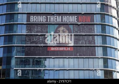 Ramat Gan, Israël. 8 octobre 2024. Des portraits d'otages israéliens dans la captivité du Hamas à Gaza sont exposés sur un bâtiment à Ramat Gan. Crédit : NIR Alon/Alamy Live News Banque D'Images