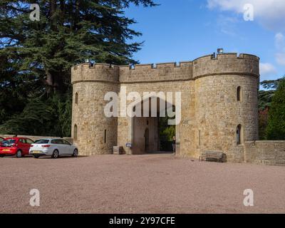 Extérieur du château d'Eastnor, un château fictif du 19ème siècle, Ledbury , Herefordshire, Royaume-Uni Banque D'Images