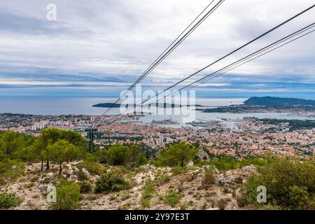 Port de Toulon depuis le Mont Faron à Toulon, dans le Var, en Provence Alpes Côte d'Azur, France Banque D'Images