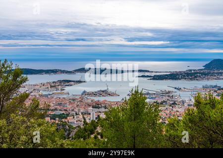 Port de Toulon depuis le Mont Faron à Toulon, dans le Var, en Provence Alpes Côte d'Azur, France Banque D'Images