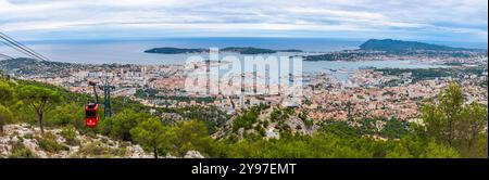 Port de Toulon depuis le Mont Faron à Toulon, dans le Var, en Provence Alpes Côte d'Azur, France Banque D'Images