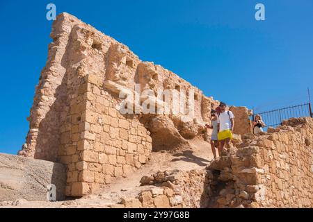 Voyage méditerranéen, vue d'un jeune couple de touristes explorant la digue vénitienne historique à la Canée (Hania) en Crète, Grèce. Banque D'Images