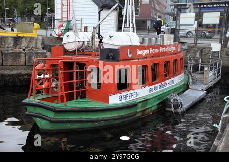 Le ferry électrique Beffen qui traverse le port de Bergen, en Norvège. Banque D'Images