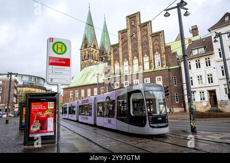 Brême, Allemagne. 08 octobre 2024. Arrêt de tramway Domsheide de Brême. Dans le Black Book de cette année, l'Association des contribuables critique la duplication évitable des travaux et une étude de faisabilité inutile à la jonction du tramway dans le centre-ville de Brême. L'association des contribuables présente 'Das Schwarzbuch 2024/25' le 09.10.2024. Crédit : Sina Schuldt/dpa/Alamy Live News Banque D'Images