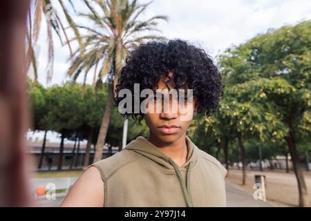 selfie photo d'un adolescent afro-américain sérieux Banque D'Images