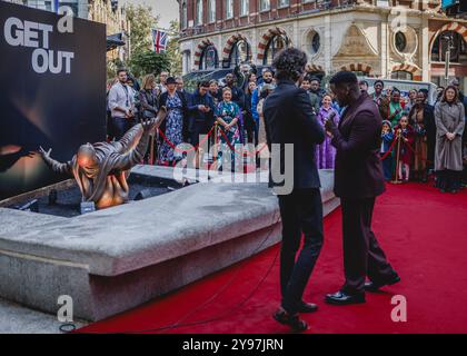 Une statue de la scène « Sunken place » du film Get Out est dévoilée en l’honneur de Daniel Kaluuya, célébrant son immortalisation à Leicester Square. Banque D'Images