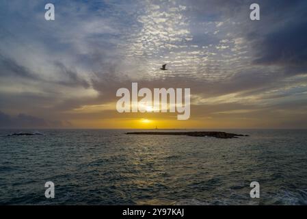 Coucher de soleil dans le phare de l'île de Sant'Andrea, péninsule du Salento, Province de Lecce, Pouilles, Italie Banque D'Images