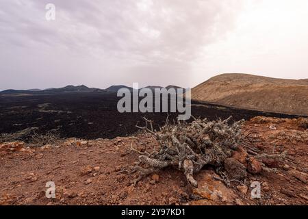 cratère du volcan contre les montagnes sous ciel clair Banque D'Images