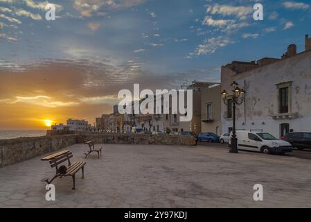 La dernière lumière illumine le centre historique de la ville antique de Gallipoli, péninsule du Salento, Province de Lecce, Pouilles, Italie Banque D'Images