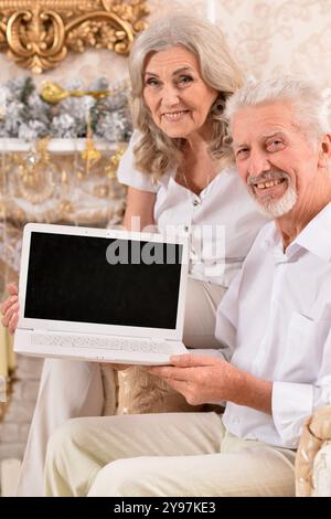 couple aînés âgés et matures profiter et s'amuser ensemble pour célébrer la nouvelle année Banque D'Images