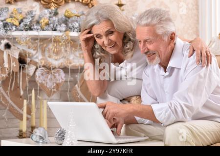couple aînés âgés et matures profiter et s'amuser ensemble pour célébrer la nouvelle année Banque D'Images