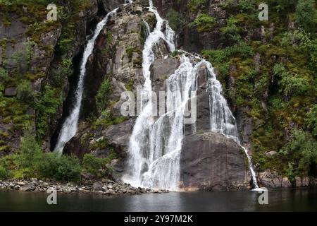 Cascade de Hengjanefossen dans Lysefjord, Norvège Banque D'Images