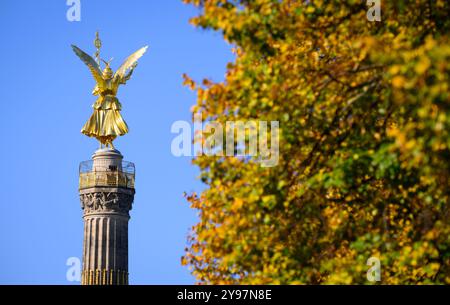 Berlin, Allemagne. 09 octobre 2024. Les feuilles sur les arbres le long de la Straße des 17. Juni entre la colonne de la victoire et la porte de Brandebourg brille dans le soleil d'automne. Crédit : Bernd von Jutrczenka/dpa/Alamy Live News Banque D'Images