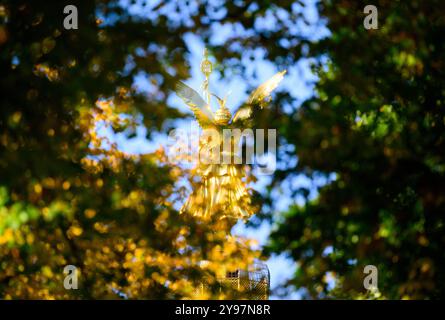 Berlin, Allemagne. 09 octobre 2024. Les feuilles sur les arbres le long de la Straße des 17. Juni entre la colonne de la victoire et la porte de Brandebourg brille dans le soleil d'automne. Crédit : Bernd von Jutrczenka/dpa/Alamy Live News Banque D'Images