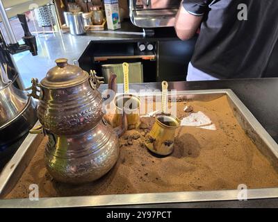 Préparation de café traditionnel au stand de café d'Izhiman à l'ancienne gare de Jérusalem, Israël. Banque D'Images