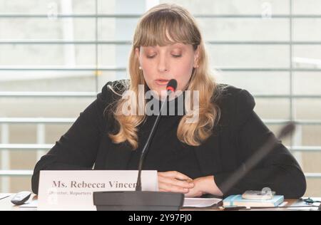 Genève, Genève, Suisse. 9 octobre 2024. Genève Suisse, 10/2024 : Mme REBECCA VINCENT (réalisatrices, Reporters) explique les difficultés rencontrées par les journalistes travaillant dans ces différentes parties du monde lors de la sécurité des journalistes. Sécurité des journalistes qui concerne la sécurité dans plusieurs régions du monde où les droits de la presse sont gravement menacés (en Afrique, au moyen-Orient et en Afrique du Nord (MENA) et dans d’autres régions) et qui a eu lieu au Centre international de conférences de Genève à Genève. (Crédit image : © Eric Dubost/ZUMA Press Wire) USAGE ÉDITORIAL SEULEMENT! Non destiné à UN USAGE commercial ! Banque D'Images