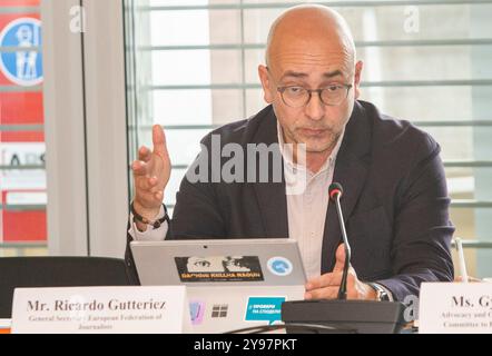 Genève, Genève, Suisse. 9 octobre 2024. Genève Suisse, 10/2024 : M. RICARDO GUTTERIEZ (GenÃ¨veral Secrétaire de la Fédération européenne des journalistes) a expliqué son point de vue sur cette conférence lors de la conférence sécurité des journalistes. Sécurité des journalistes qui concerne la sécurité dans plusieurs régions du monde où les droits de la presse sont gravement menacés (en Afrique, au moyen-Orient et en Afrique du Nord (MENA) et dans d’autres régions) et qui a eu lieu au Centre international de conférences de Genève à Genève. (Crédit image : © Eric Dubost/ZUMA Press Wire) USAGE ÉDITORIAL SEULEMENT! Non destiné à UN USAGE commercial ! Banque D'Images