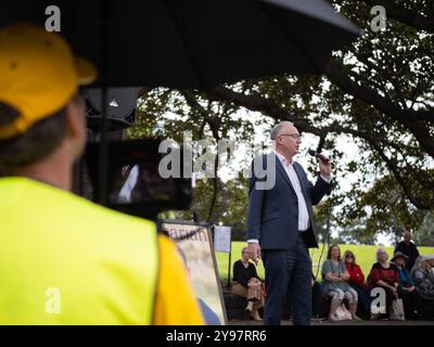 Le député du métro du Sud-est, David Limbrick, prend la parole pendant le rallye. Le Parti libertaire australien a organisé un rassemblement public aux jardins Flagstaff pour épouser la politique du parti ; en particulier l'opposition au projet de loi de 2024 du gouvernement fédéral sur les communications (combattre la désinformation et la désinformation) et aux modifications proposées par l'État de Victoria aux lois anti-diffamation. Banque D'Images