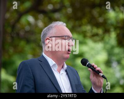 David Limbrick, député de Southeastern Metro, prend la parole pendant le rassemblement. Le Parti libertaire australien a organisé un rassemblement public aux jardins Flagstaff pour épouser la politique du parti ; en particulier l'opposition au projet de loi de 2024 du gouvernement fédéral sur les communications (combattre la désinformation et la désinformation) et aux modifications proposées par l'État de Victoria aux lois anti-diffamation. Banque D'Images