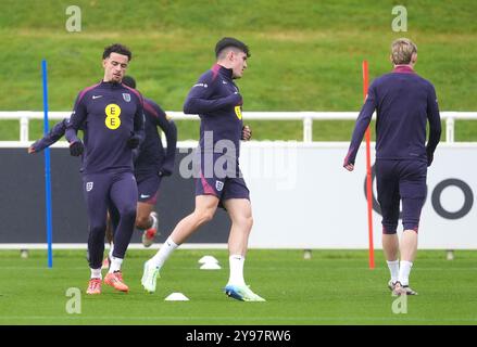 Le Tino Livramento (au centre) de l'Angleterre lors d'une séance d'entraînement au St George's Park, Burton-on-Trent. Date de la photo : mercredi 9 octobre 2024. Banque D'Images