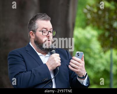 Melbourne, Australie. 05 octobre 2024. Chris Needham, membre du Parti libertaire, vu pendant le rassemblement. Le Parti libertaire australien a organisé un rassemblement public aux jardins Flagstaff pour épouser la politique du parti ; en particulier l'opposition au projet de loi de 2024 du gouvernement fédéral sur les communications (combattre la désinformation et la désinformation) et aux modifications proposées par l'État de Victoria aux lois anti-diffamation. (Photo Alex Zucco/SOPA images/SIPA USA) crédit : SIPA USA/Alamy Live News Banque D'Images