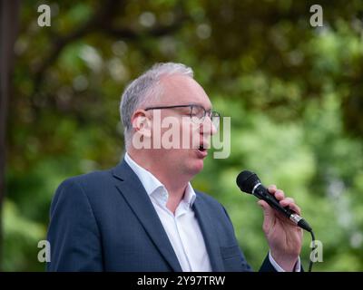 Melbourne, Australie. 05 octobre 2024. David Limbrick, député de Southeastern Metro, prend la parole pendant le rassemblement. Le Parti libertaire australien a organisé un rassemblement public aux jardins Flagstaff pour épouser la politique du parti ; en particulier l'opposition au projet de loi de 2024 du gouvernement fédéral sur les communications (combattre la désinformation et la désinformation) et aux modifications proposées par l'État de Victoria aux lois anti-diffamation. (Photo Alex Zucco/SOPA images/SIPA USA) crédit : SIPA USA/Alamy Live News Banque D'Images