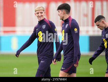 Les Anglais Anthony Gordon et Tino Livramento lors d'une séance d'entraînement au St George's Park, Burton-on-Trent. Date de la photo : mercredi 9 octobre 2024. Banque D'Images