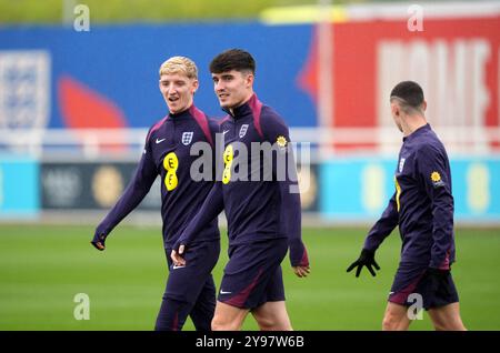 Les Anglais Anthony Gordon et Tino Livramento lors d'une séance d'entraînement au St George's Park, Burton-on-Trent. Date de la photo : mercredi 9 octobre 2024. Banque D'Images