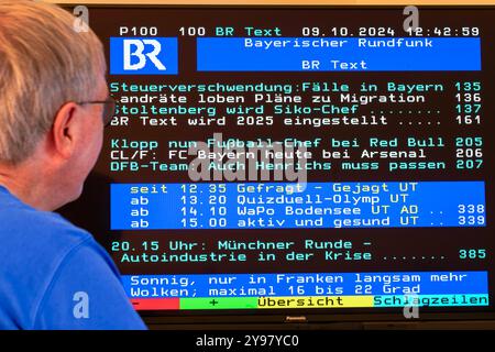 BR Text, Teletext, der Videotext des Bayerischen Rundfunks wird 2025 eingestellt, Zuschauer, München, Oktober 2024 Deutschland, München, Oktober 2024, BR Text, der Teletext des Bayerischen Rundfunks wird 2025 wegen Sparmaßnahmen eingestellt, Videotext, älterer TV-Zuschauer sitzt vor dem Fernseher, aktuelle Nachrichten und Informationen lassen sich über die einzelnen Seitennummern aufrufen, ARD-Sender, Bildschirm, altmodisch, *** BR Text, télétexte, Bayerischer le télétexte Rundfunks sera arrêté en 2025, spectateur, Munich, octobre 2024 Allemagne, Munich, octobre 2024, BR texte, Bayerischer Rundfu Banque D'Images