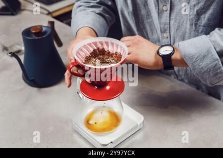 Préparation experte d'une tasse de café à verser dans un cadre moderne Banque D'Images