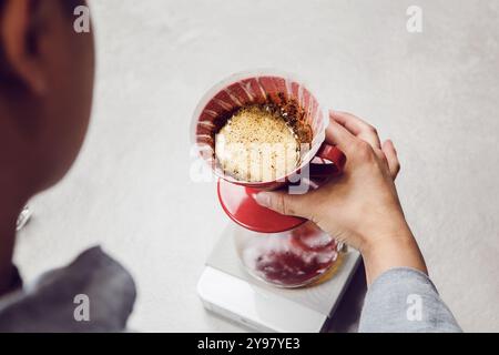 Processus manuel de préparation du café avec entonnoir de versement au Café pendant la première distribution Banque D'Images