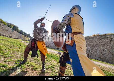 Deux chevaliers médiévaux s'affrontent dans un combat à l'épée dans le cadre de l'équipe d'épées des chevaliers de la Rhodes Medieval Rose Association, photographiée le 10 avril Banque D'Images