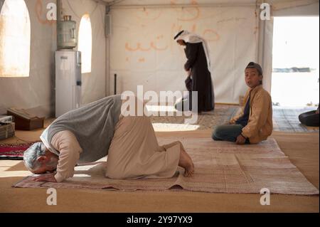 Prière quotidienne dans la mosquée du camp de réfugiés. Prières quotidiennes dans l'une des nombreuses mosquées du camp de réfugiés, construites, à l'intérieur d'Al Za atari, Al Mafraq, Jordanie. Berlin Al Za atari, Al Zaatari, Zaatari Al Mafraq Allemagne Copyright : xGuidoxKoppesxPhotox Banque D'Images