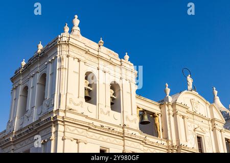 Gros plan de sculptures et cloche de la cathédrale blanche de Léon au Nicaragua Banque D'Images