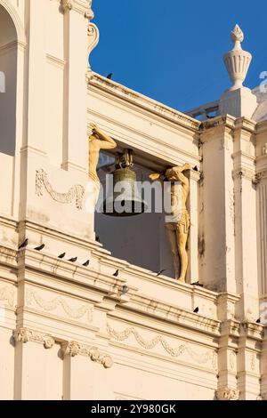 Gros plan de sculptures et cloche de la cathédrale blanche de Léon au Nicaragua Banque D'Images