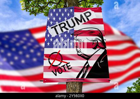 9 octobre 2024 : une affiche électorale de Donald Trump est accrochée à un arbre, avec un grand drapeau américain en arrière-plan. L'image représente la campagne politique et l'appel à voter à l'élection présidentielle aux États-Unis. PHOTOMONTAGE *** Ein Wahlplakat von Donald Trump hängt an einem Baum, mit einer großen amerikanischen Flagge im Hintergrund. DAS Bild repräsentiert die politische Kampagne und den Aufruf zur Stimmabgabe zur Präsidentschaftswahl in den USA. FOTOMONTAGE Banque D'Images