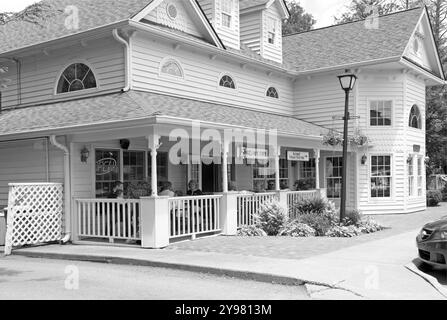 Les touristes apprécient un repas sur le charmant porche de Kojays Cafe à Blowing Rock, Caroline du Nord. Banque D'Images