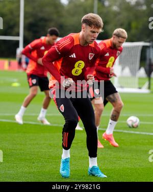 Joe Rodon du pays de Galles lors d'une séance d'entraînement au Vale Resort, Hensol. Date de la photo : mercredi 9 octobre 2024. Banque D'Images