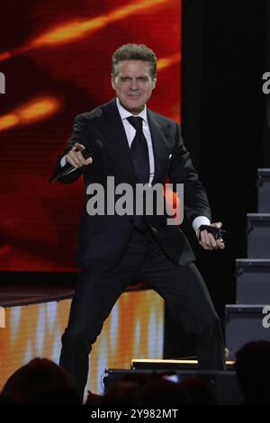 Mexico, Mexique. 08 octobre 2024. Le chanteur Luis Miguel se produit sur scène lors du Luis Miguel 2024 Tour à l'Arena CDMX. Le 8 octobre 2024 à Mexico, Mexique. (Photo de Ismael Rosas/ Credit : Eyepix Group/Alamy Live News Banque D'Images