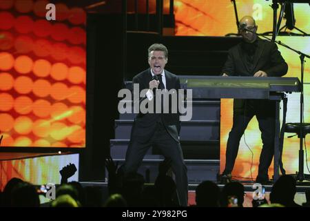 Mexico, Mexique. 08 octobre 2024. Le chanteur Luis Miguel se produit sur scène lors du Luis Miguel 2024 Tour à l'Arena CDMX. Le 8 octobre 2024 à Mexico, Mexique. (Photo de Ismael Rosas/ Credit : Eyepix Group/Alamy Live News Banque D'Images