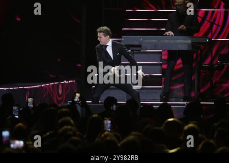 Mexico, Mexique. 08 octobre 2024. Le chanteur Luis Miguel se produit sur scène lors du Luis Miguel 2024 Tour à l'Arena CDMX. Le 8 octobre 2024 à Mexico, Mexique. (Photo de Ismael Rosas/ Credit : Eyepix Group/Alamy Live News Banque D'Images