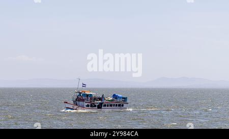 Ometepe, Nicaragua - 22 mars 2024 : vue du ferry à San Jorge dans le port de Moyogalpa avec vue sur le Lago Cocibolka sur l'île d'Ometepe vulcano dans le sud-ouest du Nicaragua. Banque D'Images